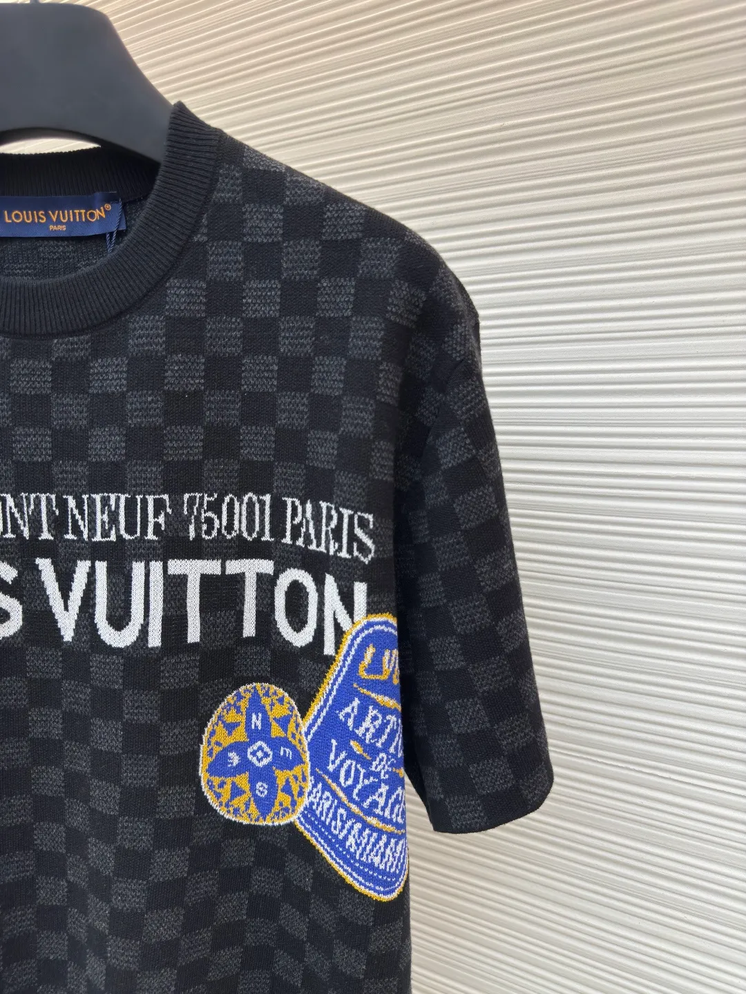 LOUIS VUITTON Checkerboard knitted short-sleeved shirt ●Authentic product: Purchased and developed by 11100 ●Item number: 1680281-A85 ●Fabric: Jacquard intarsia texture ●Technology: Double-sided wool hanging process ●Version: Fitted version ●Size: XS-S-M-L ●Weight: about 355 grams ●Description: The pattern adopts double-sided hanging wool technology, fine workmanship, and clear texture lines. The ultra-fine woven threads are made of environmentally friendly fibers. The overall routing is straight and delicate. The fabric is comfortable and soft, and the color is consistent without color difference. It can be matched with the same style to create a fashionable look and control various occasions. Customized accessories, complete with three standards, same style for men and women!
